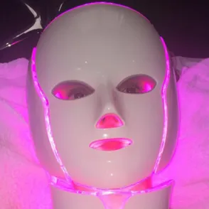 La última moda entre las famosas: Máscaras de luz LED para rejuvenecer el rostro