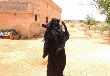 Cette Syrienne retire son niqab après le départ de Daesh