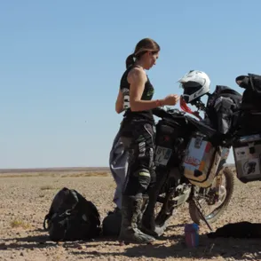 Mujer, madre y motera: la primera española en atravesar el Sáhara en moto y en total autonomía