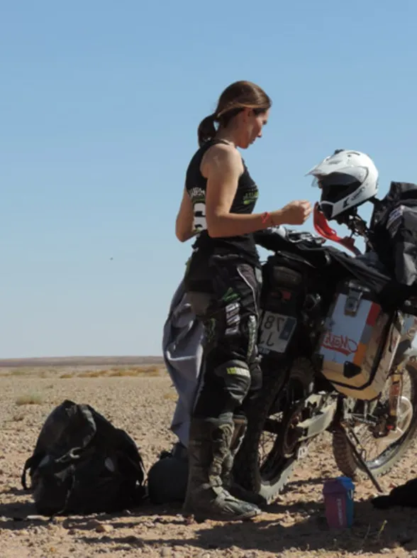 Mujer, madre y motera: la primera española en atravesar el Sáhara en moto y en total autonomía