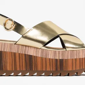 Las sandalias doradas de Zara que provocan quemaduras en los pies
