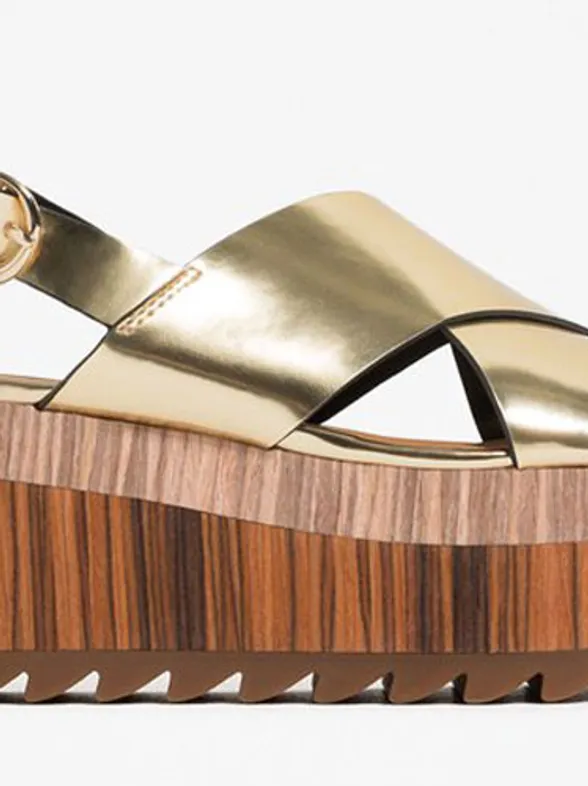Las sandalias doradas de Zara que provocan quemaduras en los pies