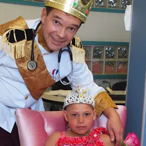 Descubre la increíble iniciativa de este médico para hacer sonreír a los niños con cáncer