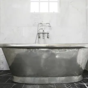 ¡Un baño reluciente! Sácale brillo con estas 8 ideas de objetos metálicos