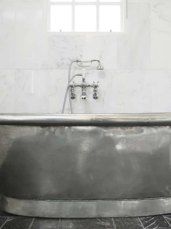 ¡Un baño reluciente! Sácale brillo con estas 8 ideas de objetos metálicos
