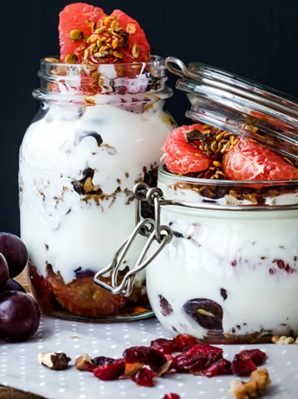 6 toppings para convertir al yogur en el rey de tus meriendas