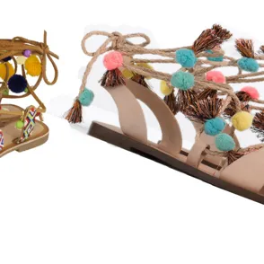 Sandalias con pompones: moda bohemia en tus pies