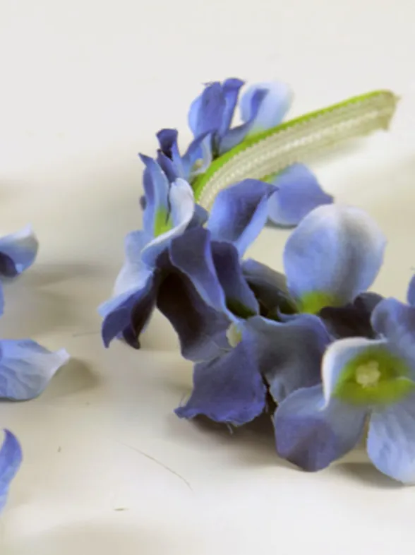 ¡Muy sencillo! Aprende a crear una corona y una diadema de flores para los peinados de tu hija