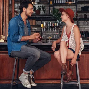 ¿Cómo saber si le gustas a un chico? Test y 5 señales que lo indican