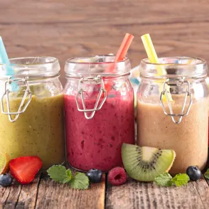 3 ideas de smoothies ligeros perfectos para combatir el calor