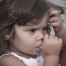 Ronger ses ongles et sucer son pouce serait bon pour la santé de l'enfant