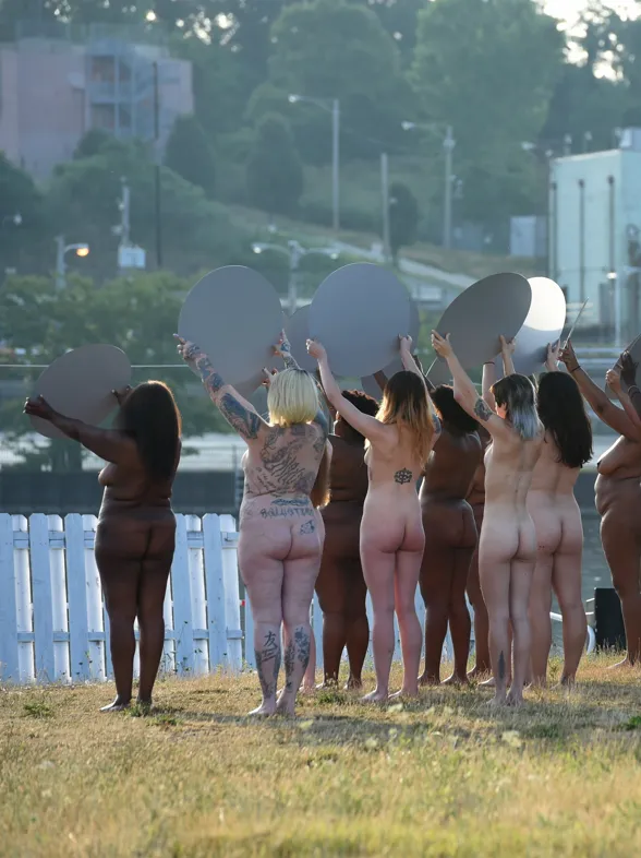100 mujeres se desnudan para denunciar el sexismo de Donald Trump