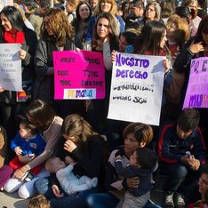 Amenazan con detener a una joven argentina por dar el pecho en público