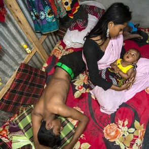 Estas duras imágenes muestran cómo viven las mujeres en el burdel más antiguo de Bangladesh