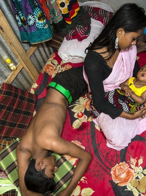 Estas duras imágenes muestran cómo viven las mujeres en el burdel más antiguo de Bangladesh