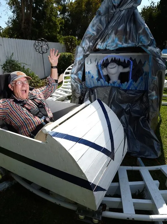 Un abuelo monta un parque de atracciones para sus nietos en el jardín de su casa