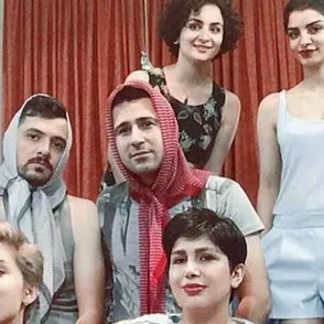Los hombres iraníes se cubren la cabeza para protestar contra el uso obligatorio del hijab