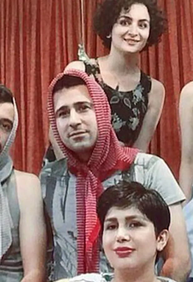 Los hombres iraníes se cubren la cabeza para protestar contra el uso obligatorio del hijab