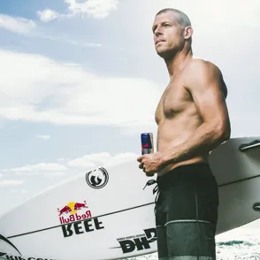 ¡25 surferos que harán que no quieras salir del mar!