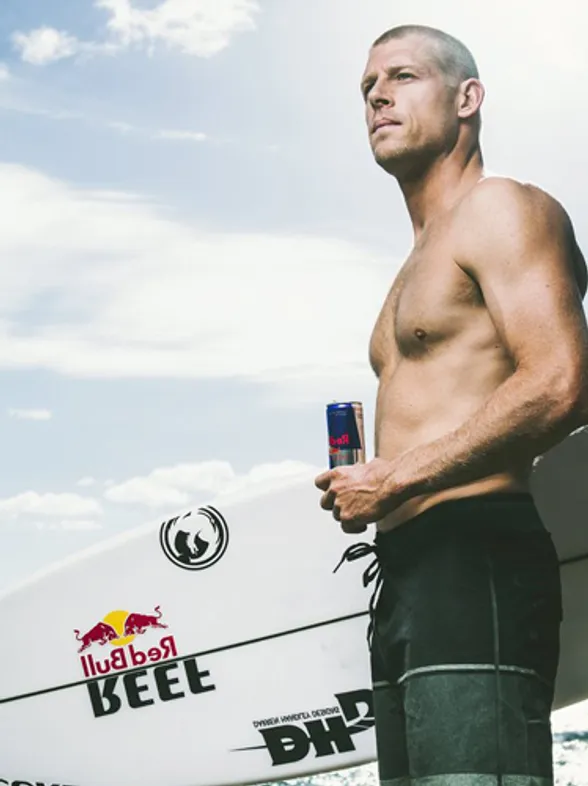 ¡25 surferos que harán que no quieras salir del mar!