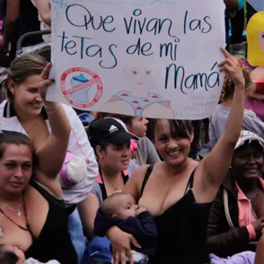 Cientos de mujeres reivindican la lactancia materna en espacios públicos en la "Tetatón 2016"
