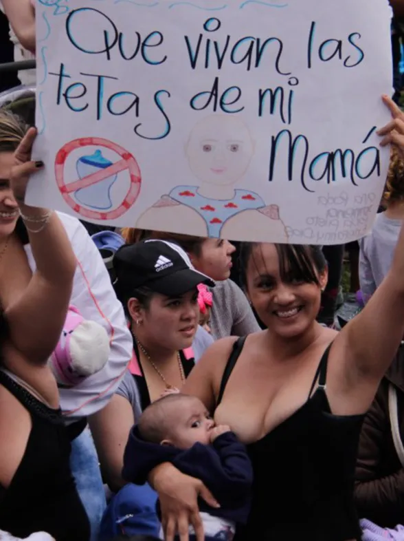Cientos de mujeres reivindican la lactancia materna en espacios públicos en la "Tetatón 2016"