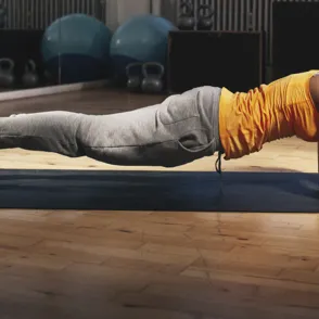 Abdominales isométricos: el comodín para conseguir un abdomen fuerte y plano