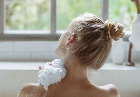 Le rituel de la douche pour les peaux sensibles