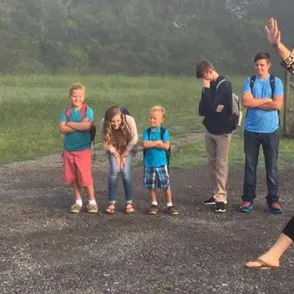 ¡Se acerca el esperado momento! Así celebran estos padres la vuelta al cole de sus hijos