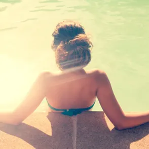Sugieren a una madre "no ir en bikini a la piscina para no incomodar a los hombres"