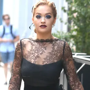 Rita Ora a lo gótica, peor look de la semana