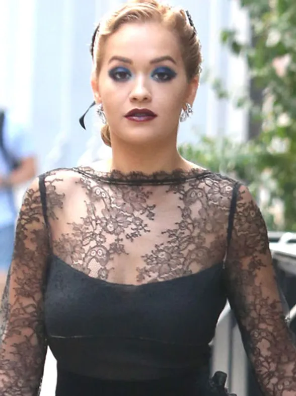 Rita Ora a lo gótica, peor look de la semana