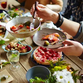 ¡Únete a la cenología! Consejos prácticos para organizar una cena en familia