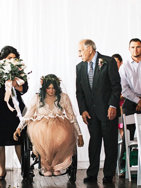 El emocionante instante en que una mujer en silla de ruedas sorprende a su marido caminando el día de su boda