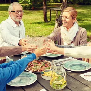 ¡Brindemos por ellas! Consejos para aprovechar y disfrutar las cenas entre diario