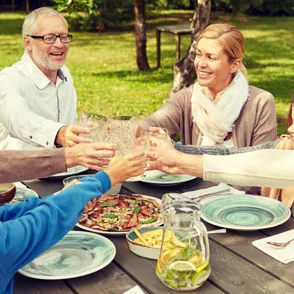 ¡Brindemos por ellas! Consejos para aprovechar y disfrutar las cenas entre diario