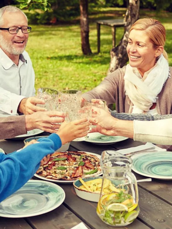 ¡Brindemos por ellas! Consejos para aprovechar y disfrutar las cenas entre diario