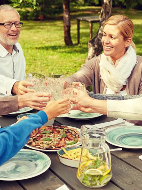 ¡Brindemos por ellas! Consejos para aprovechar y disfrutar las cenas entre diario