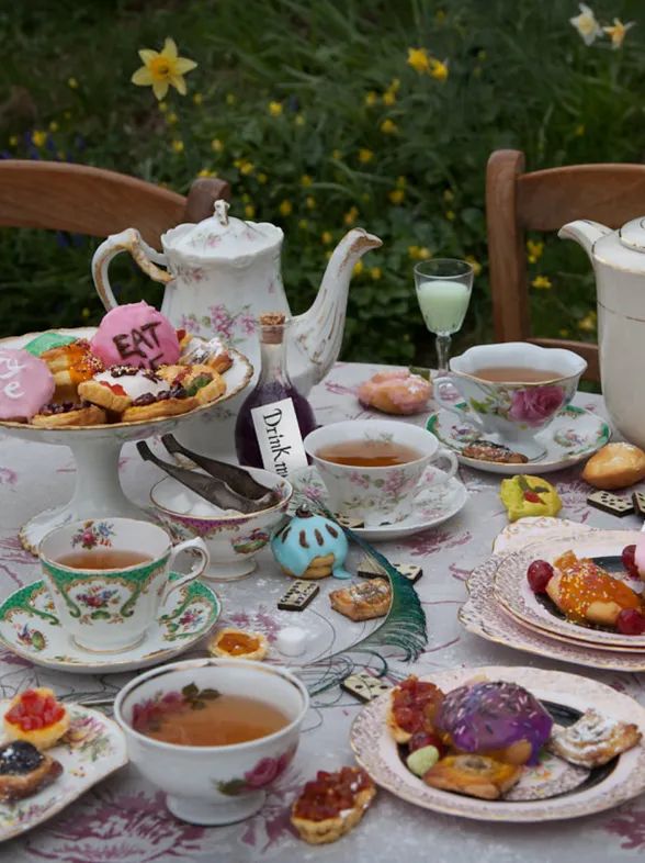 ¡Una comida de cuento! 14 ideas literarias para inspirar tu próxima cena romántica