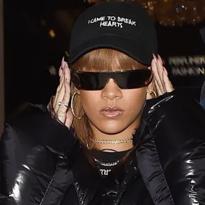 Rihanna con maxi plumífero, peor look de la semana