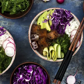 Poke bowl, la fotogénica receta hawaiana que inunda Instagram