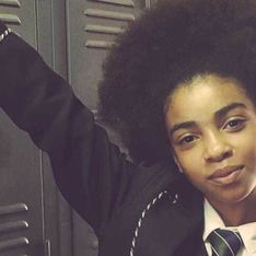 Esta joven sudafricana lucha contra el colegio que obliga a las alumnas a alisarse el pelo