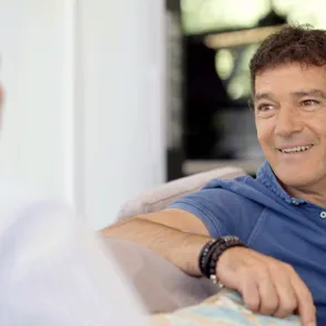 Antonio Banderas abre las puertas de su casa en Londres