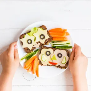 ¡Saludable y divertida! ¿Cómo debe ser la cena perfecta para los niños?