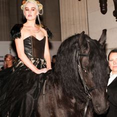 Elle défile à la Fashion Week de Londres sur un... cheval ! (Photos)