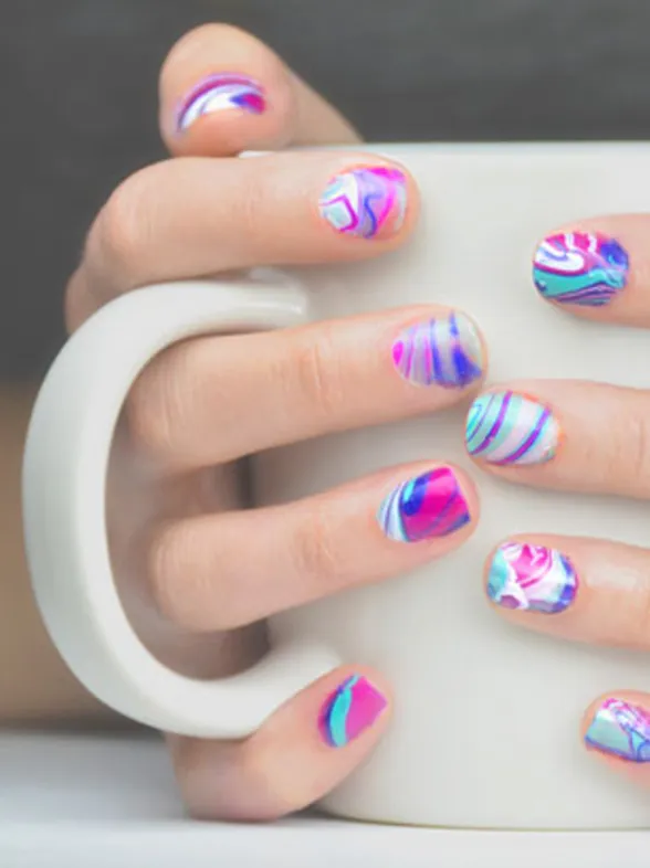 Qué son las water marble nails y cómo hacerte con ellas