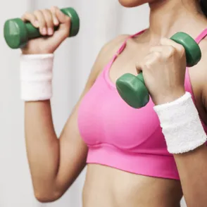 ¡Adiós a la flacidez! 5 consejos para tonificar los brazos