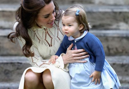 À seulement 17 mois, la princesse Charlotte fait déjà tout comme sa mère (Photos)