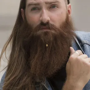 Ahora al hombre lija, ¡le van las alhajas! Llegan las joyas para barba