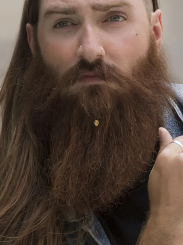 Ahora al hombre lija, ¡le van las alhajas! Llegan las joyas para barba
